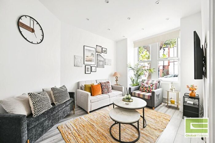 2 Bedroom Maisonette For Sale In Idlecombe Road, Tooting, SW17