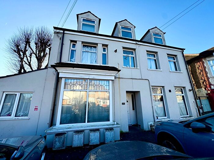 1 Bedroom Flat To Rent In Heath Park Road, Romford, Essex, RM2