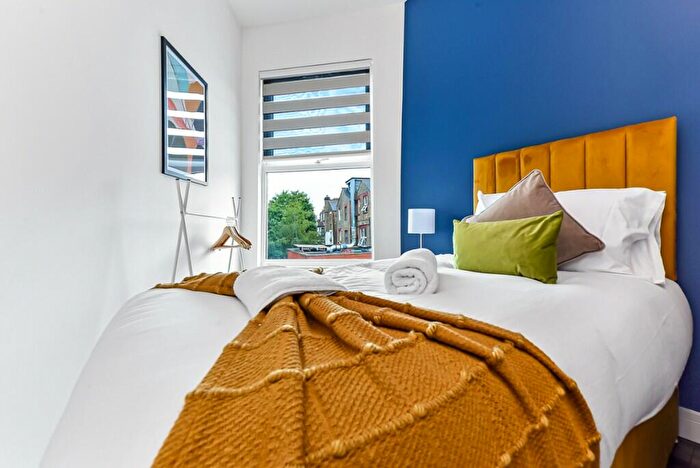 3 Bedroom Serviced Apartments To Rent In Elder Avenue, London, N8