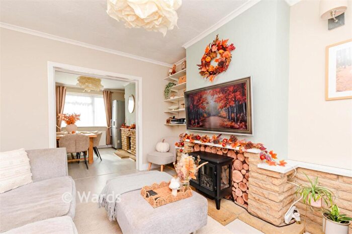 2 Bedroom Maisonette For Sale In Burnham Crescent, Dartford, Kent, DA1