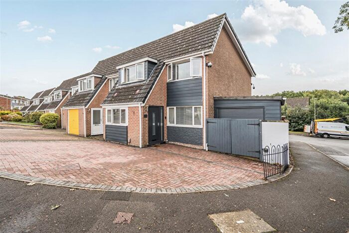 4 Bedroom Semi-detached House For Sale In Gaylyn Way, Fareham, PO14