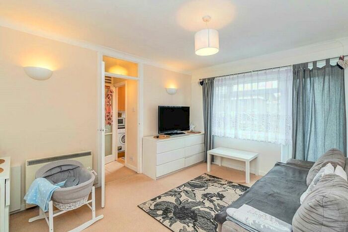 1 Bedroom Flat To Rent In Lovelace Road, Surbiton, KT6