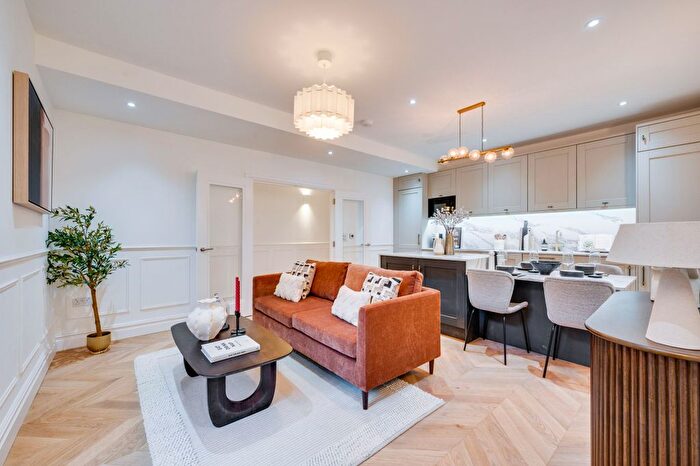 2 Bedroom Flat For Sale In Flat, Nevern Square, London, SW5