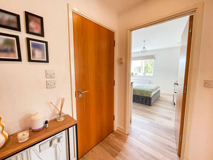 1 Bedroom Flat To Rent In Waterloo Court, Walton-On-Thames, KT12