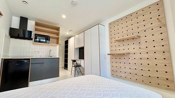 Studio To Rent In Commercial Road, London, E14