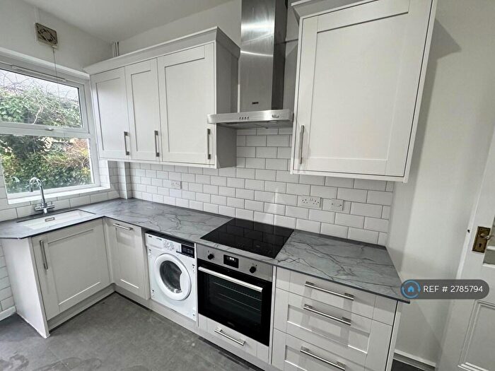 2 Bedroom Flat To Rent In Pen-Y-Wain Road, Cardiff, CF24