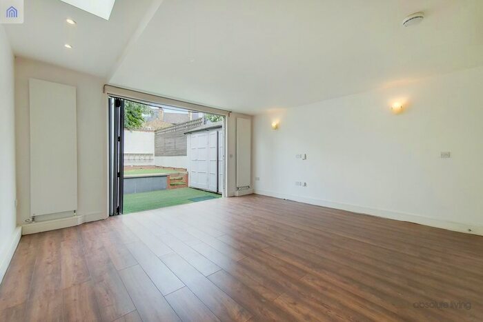 2 Bedroom Flat To Rent In Garratt Lane, Earlsfield, SW17