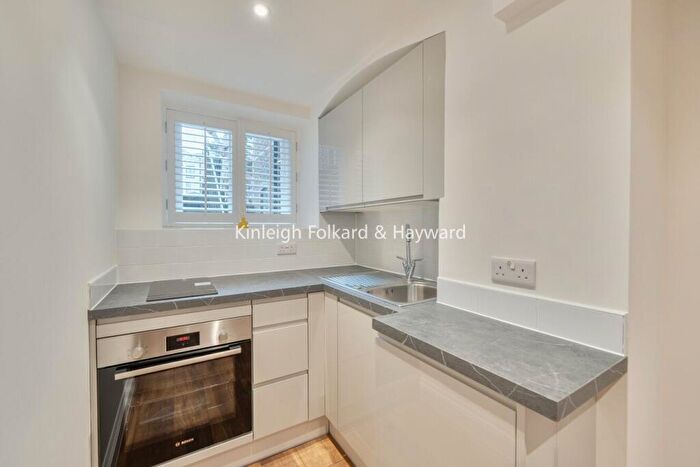 Flat To Rent In Cormont Road, Camberwell, London, SE5