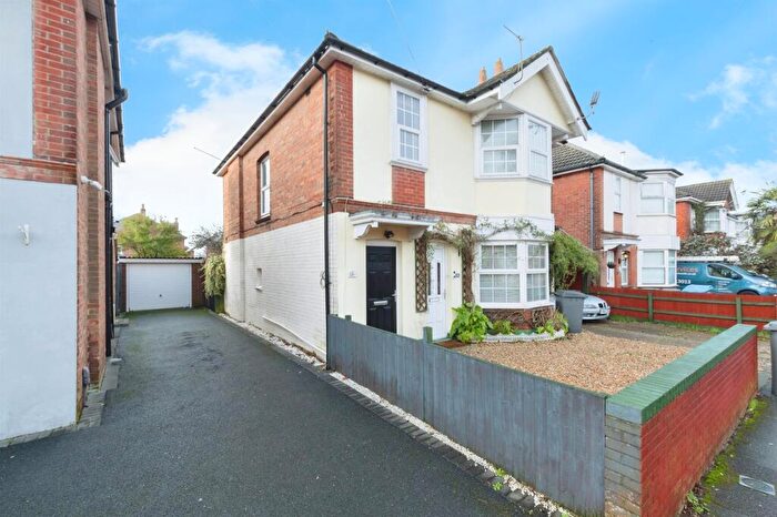 2 Bedroom Maisonette For Sale In Capstone Road, Bournemouth, BH8