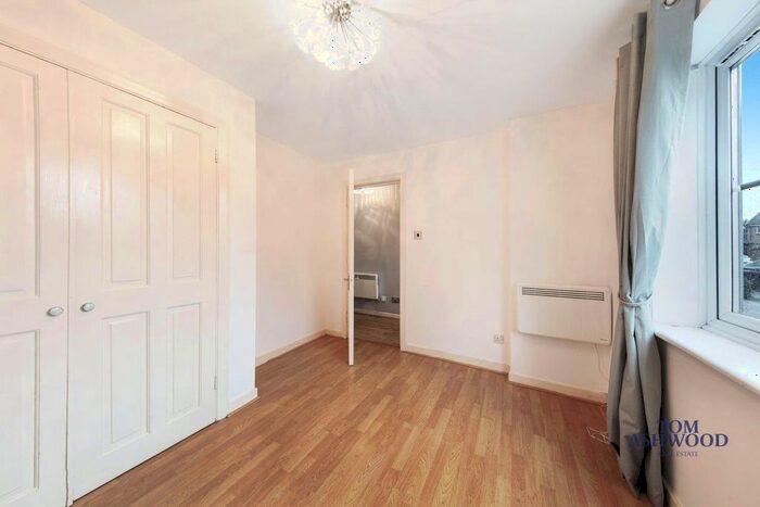 1 Bedroom Flat For Sale In Jacobs Avenue, Harold Wood, Essex, RM3