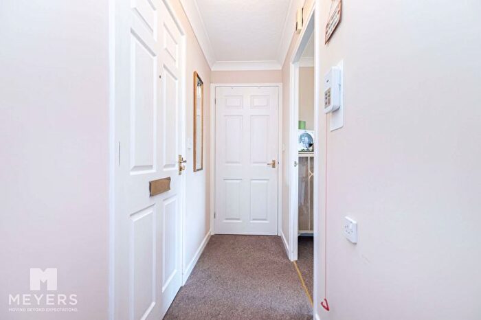 1 Bedroom Flat For Sale In Sea Road, Bournemouth, BH5
