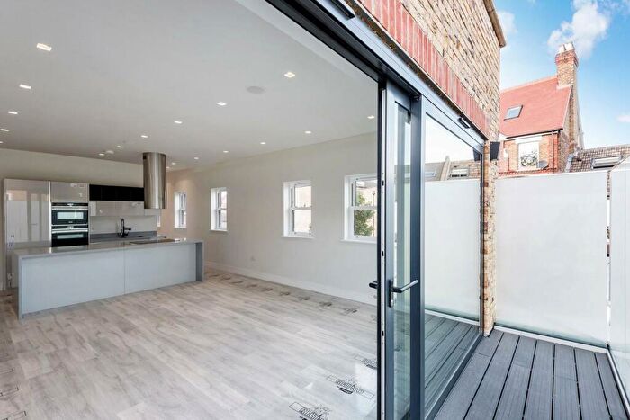 2 Bedroom Apartment To Rent In Lordship Lane, East Dulwich, London, SE22