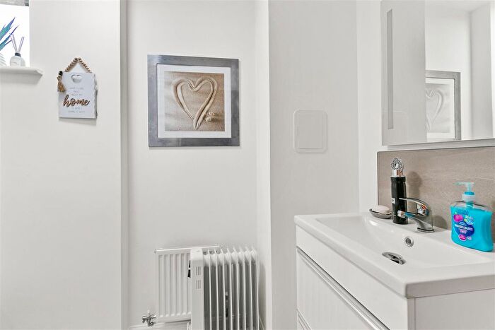 3 Bedroom Property For Sale In C Larence Crescent, Clydebank, G81