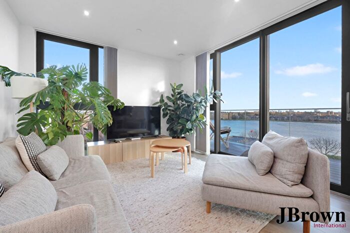 3 Bedroom Flat To Rent In Willowbrook House, Coster Avenue, London, Greater London, N4