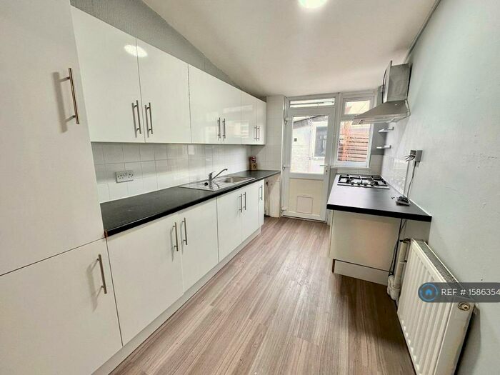 3 Bedroom Terraced House To Rent In Ailesbury Street, Newport, NP20