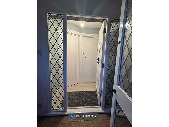 1 Bedroom Flat To Rent In East Thorpe, Basildon, SS14