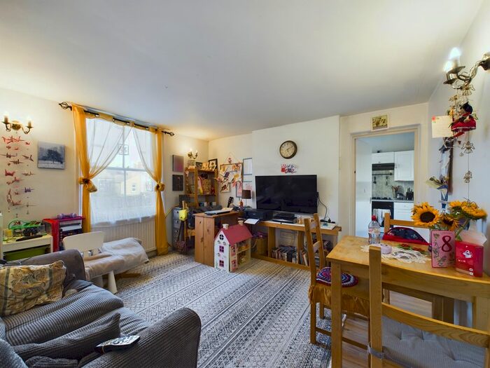 1 Bedroom Flat For Sale In Ramsden Road, London, N11