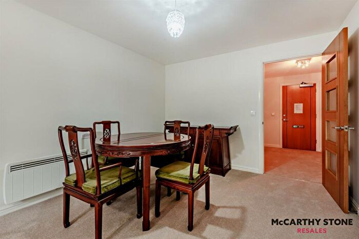1 Bedroom Apartment For Sale In Farringford Court, Avenue Road, Lymington, Hampshire, SO41