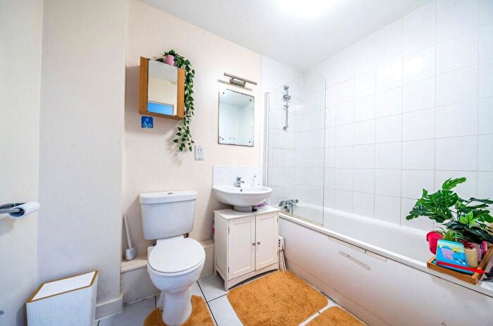 1 Bedroom Apartment For Sale In Kenton Road, Harrow, HA3