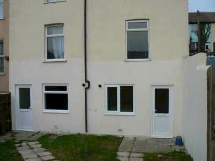 1 Bedroom Flat To Rent In Luton Road, Chatham, ME4