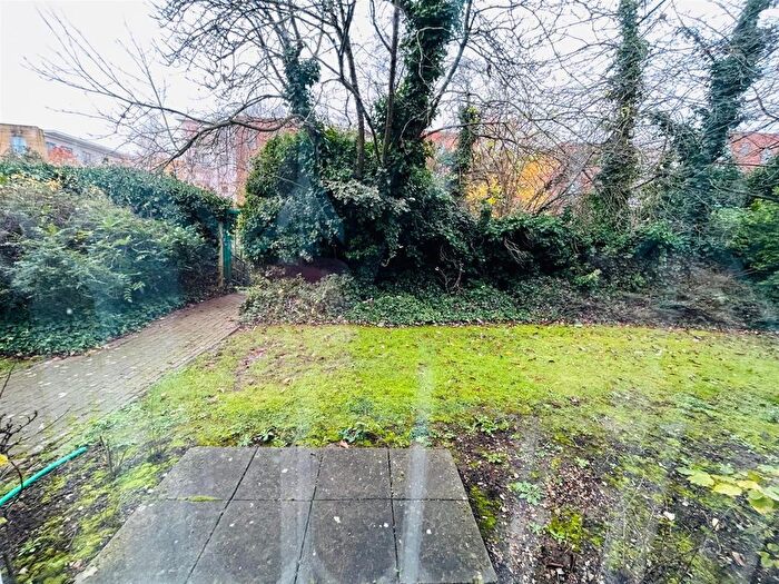 1 Bedroom Flat To Rent In Frensham Close, Southall, UB1