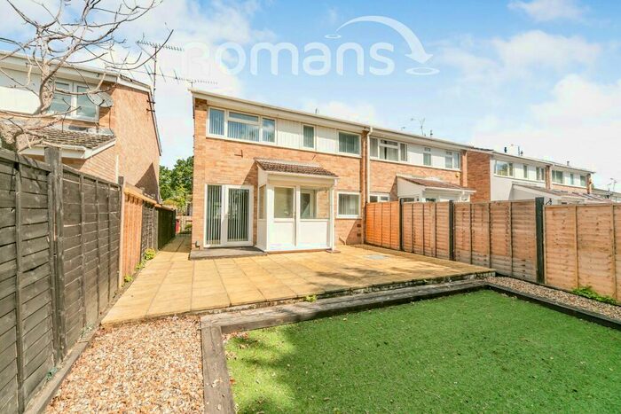 3 Bedroom Semi-Detached House To Rent In Queensway, Caversham, RG4