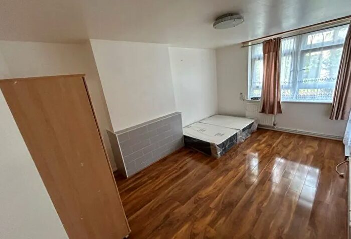 4 Bedroom Flat To Rent In Cambridge Heath Road, London, E1