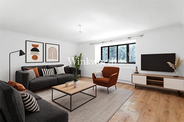 3 Bedroom Apartment To Rent In De Bohun Avenue, London, N14