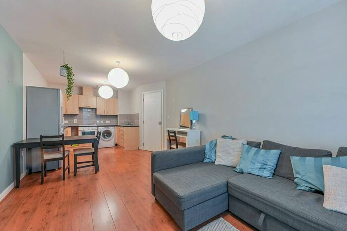 1 Bedroom Flat To Rent In Salamanca Place, Vauxhall, London, SE1