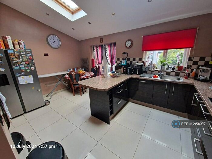 4 Bedroom Terraced House To Rent In Woodlands Avenue, Romford, RM6