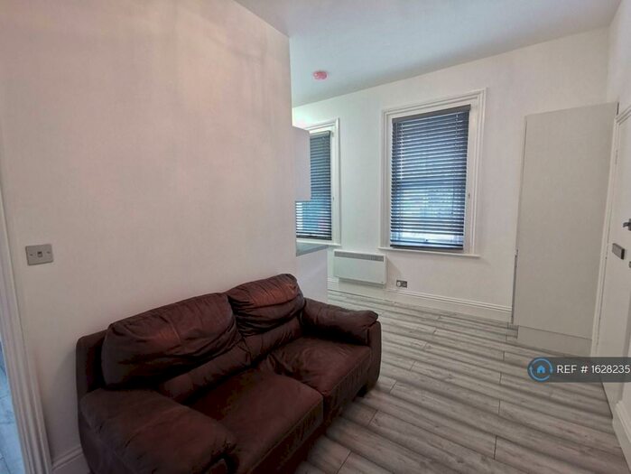 1 Bedroom Flat To Rent In School Road, Reading, RG31