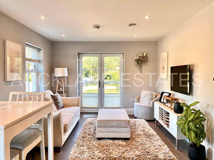 2 Bedroom Apartment For Sale In Swan Lodge, Brookmans Park, AL9