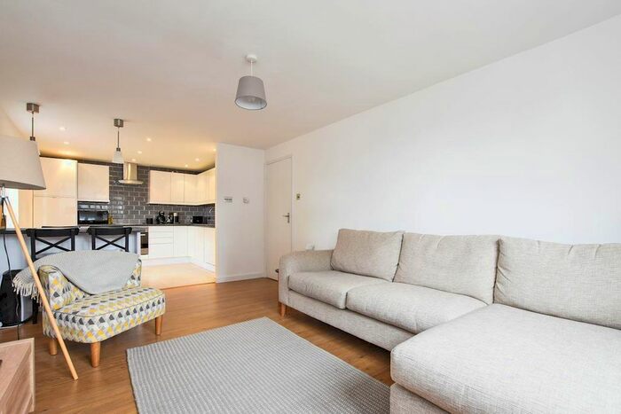 1 Bedroom Flat To Rent In Woodside Gardens, London, N17