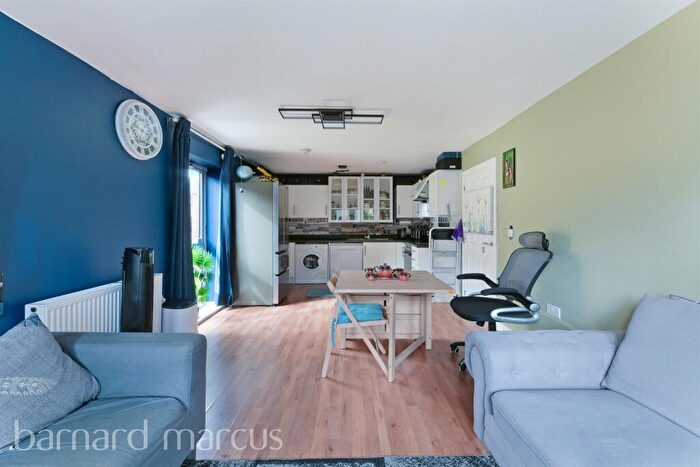 2 Bedroom Flat For Sale In Felnex Avenue, Wallington, SM6