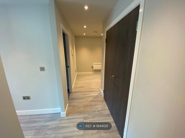 2 Bedroom Flat To Rent In Steel House, Slough, SL2