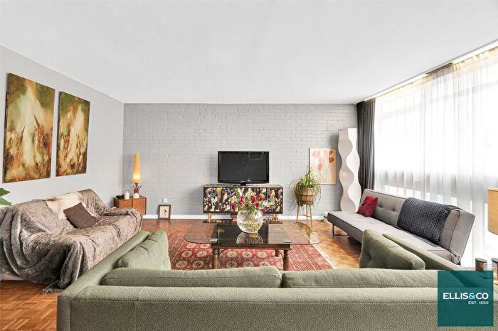 4 Bedroom Terraced House For Sale In Beechwood Avenue, Finchley, N3