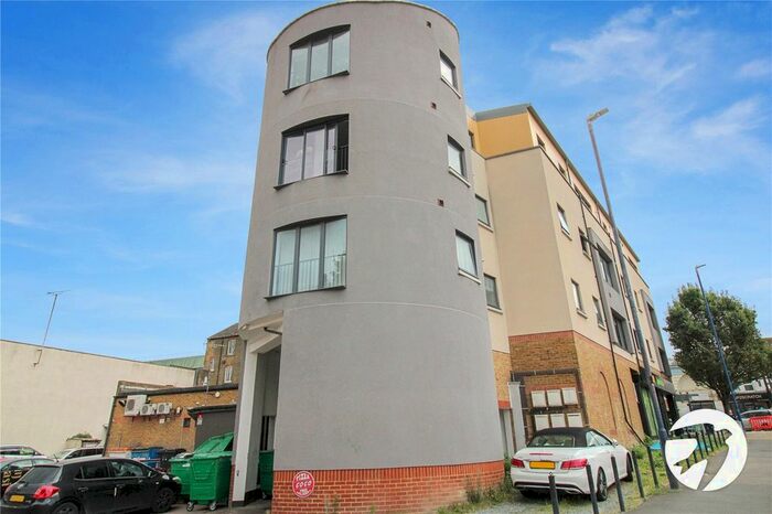 2 Bedroom Flat To Rent In New Road, Gravesend, Kent, DA11