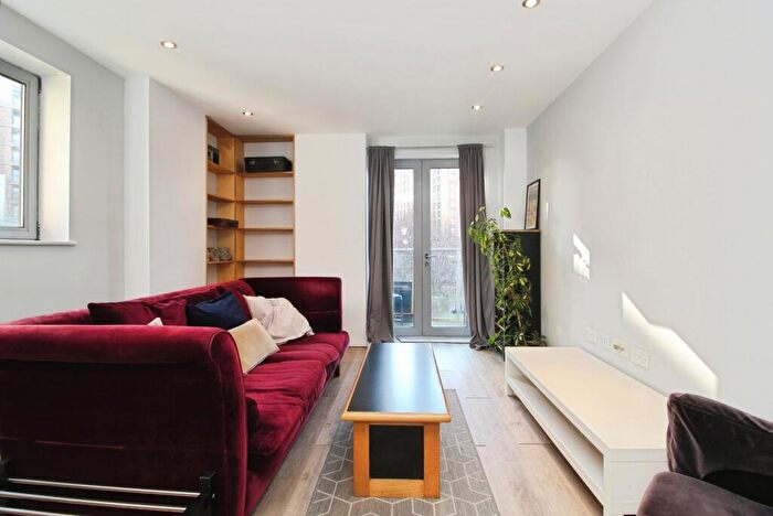 2 Bedroom Flat To Rent In Bonaire, City Island, LS12