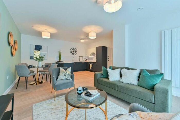 2 Bedroom Flat To Rent In Walton Court, Walton-on-Thames, KT12