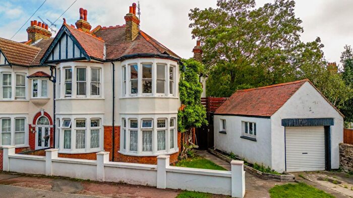 5 Bedroom End Of Terrace House For Sale In Rockleigh Avenue, Leigh-On-Sea, SS9