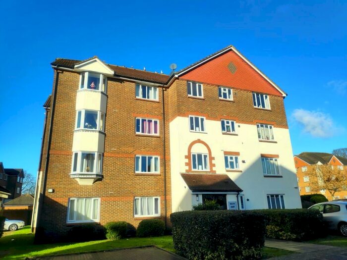 2 Bedroom Flat To Rent In St Annes Rise, Redhill, RH1