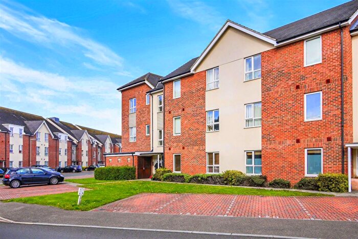 2 Bedroom Flat To Rent In Harrow Close, Addlestone, KT15