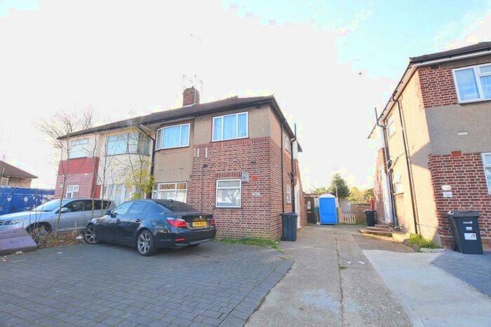 2 Bedroom Ground Maisonette To Rent In Fullwell Avenue, Barkingside, IG5