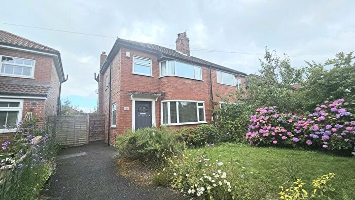 3 Bedroom Semi-Detached House To Rent In Parrs Wood Road, Didsbury, M20