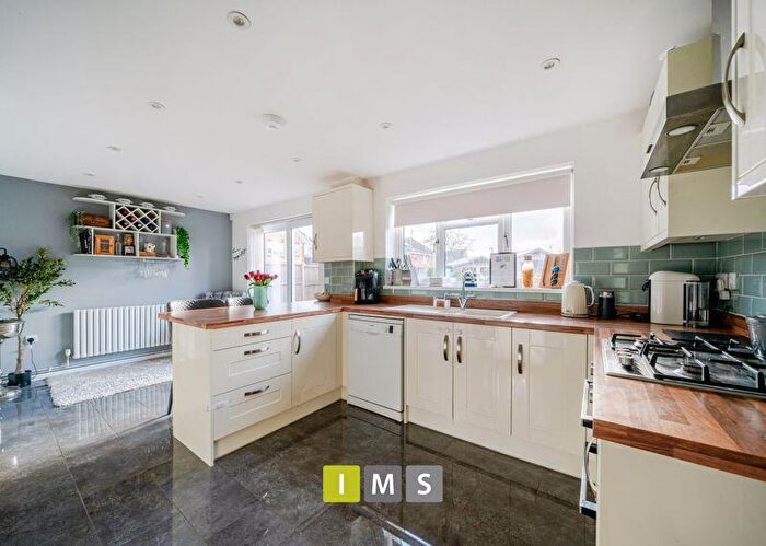 5 Bedroom Detached House For Sale In Merlin Way, Bicester, OX26