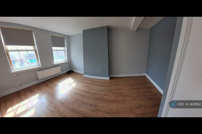 2 Bedroom Flat To Rent In South Road, Haywards Heath, RH16