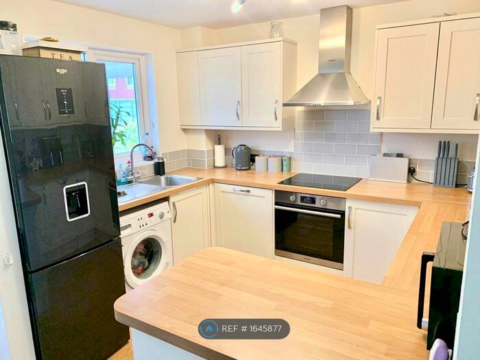 3 Bedroom Semi-Detached House To Rent In Arundell Close, Westbury, BA13