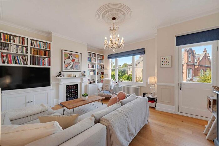3 Bedroom Flat For Sale In Bovingdon Road, London, SW6