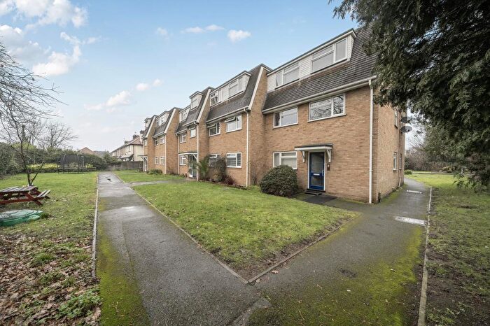 2 Bedroom Flat To Rent In Taplow, Berkshire, SL6