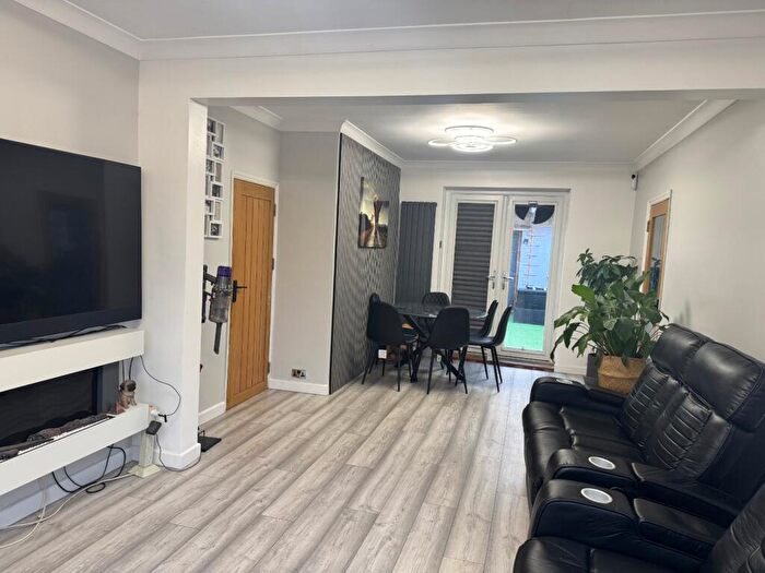 2 Bedroom Semi-Detached House For Sale In Chalk Road, London, E13